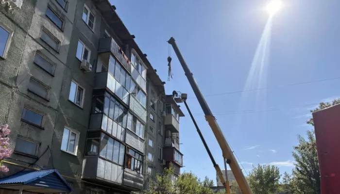 Часть плиты на крыше многоквартирного дома обрушилась в Барнауле
