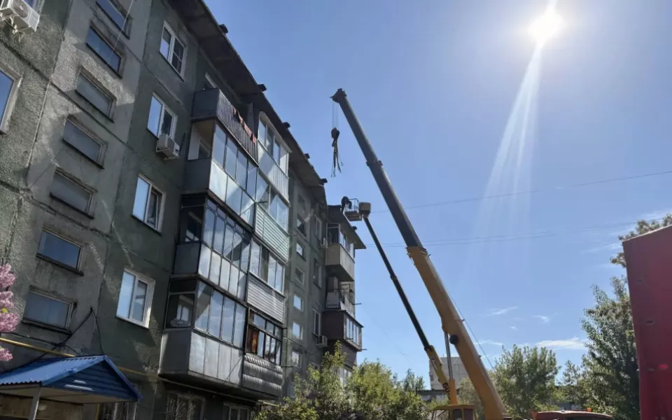 Часть плиты на крыше многоквартирного дома обрушилась в Барнауле