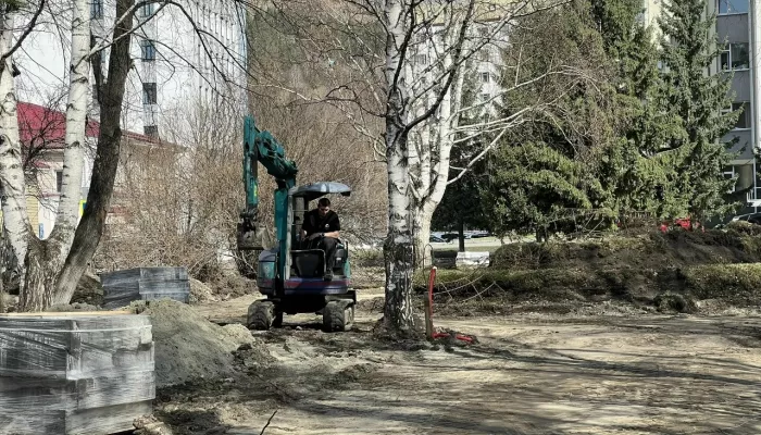 Сквер имени Чорос-Гуркина в Горно-Алтайске благоустраивают с опережением графика