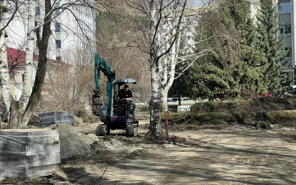 Сквер имени Чорос-Гуркина в Горно-Алтайске благоустраивают с опережением графика