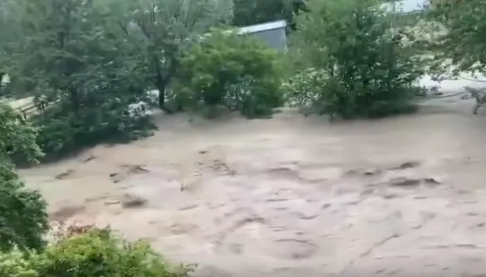 Потопы и разрушенные дома: на курорты Кубани обрушилась непогода. Видео