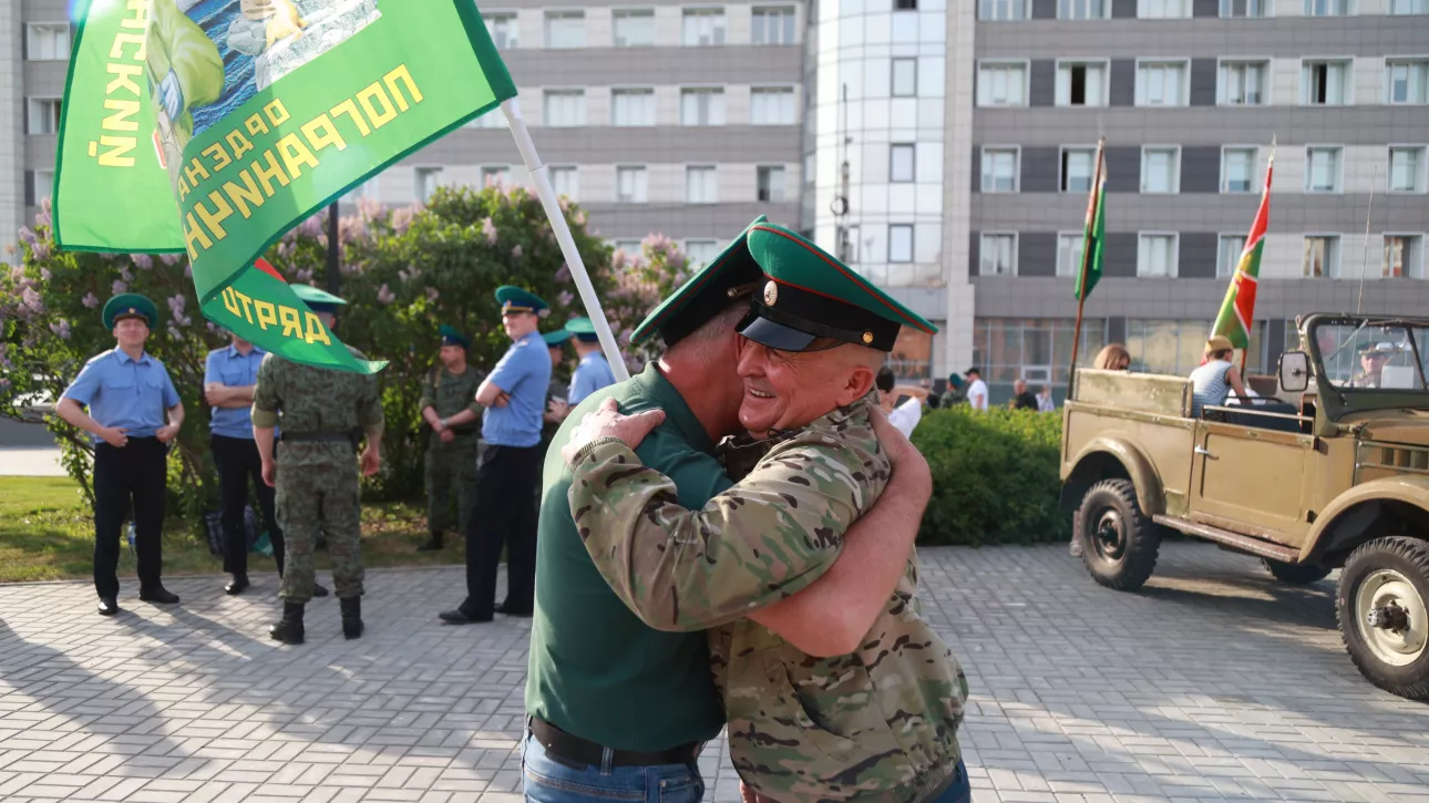 Барнаул начал отмечать День пограничника. Фоторепортаж