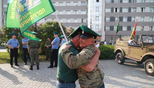 Барнаул начал отмечать День пограничника. Фоторепортаж