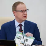 Алтайские депутаты поддержали ровный отчет Виктора Томенко о работе правительства. Фото