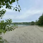 Городской пляж в Барнауле пока не могут открыть: в чем причина