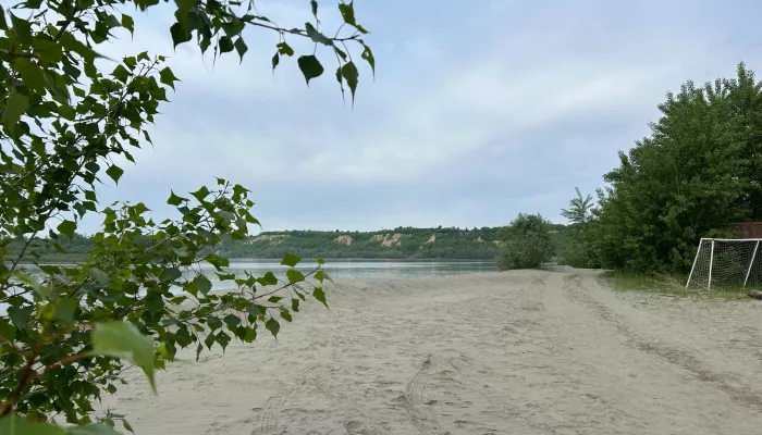 Городской пляж в Барнауле пока не могут открыть: в чем причина