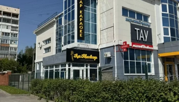 Двухэтажный караоке-бар выставили на продажу в Барнауле за 50 млн рублей. Фото