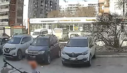 Подросток ударил 90-летнюю женщину самокатом по голове. Видео