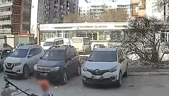 Подросток ударил 90-летнюю женщину самокатом по голове. Видео