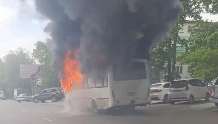 Маршрутный автобус с пассажирами загорелся в Бийске