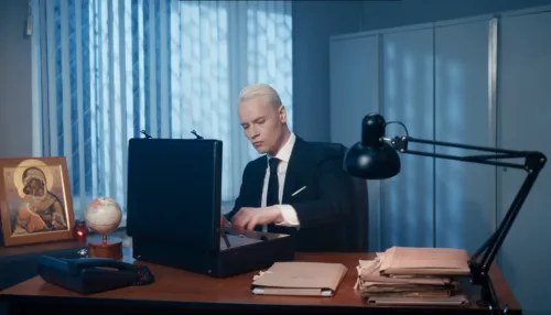 Shaman заинтриговал россиян тайной папкой и раскрыл ее содержимое