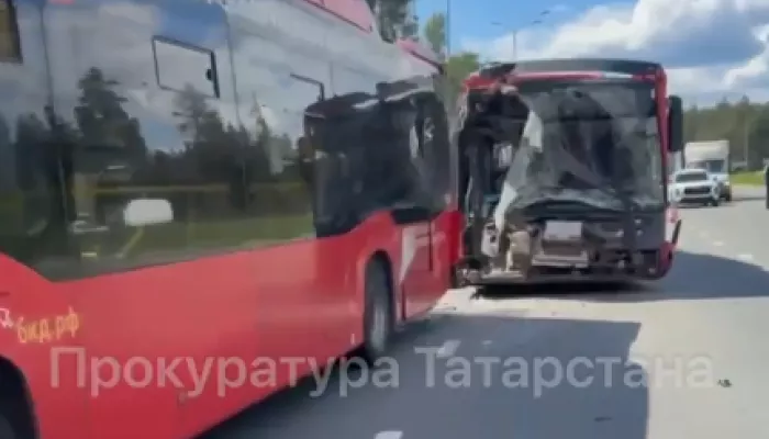 Два пассажирских автобуса столкнулись на шоссе в Казани, есть пострадавшие