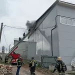 Огонь охватил 700 кв. метров производственного здания на пр. Калинина в Барнауле