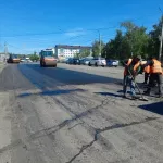 В Бийске продолжают наводить порядок на улицах: латают ямы и убирают пыль