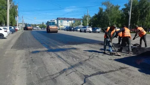 В Бийске продолжают наводить порядок на улицах: латают ямы и убирают пыль