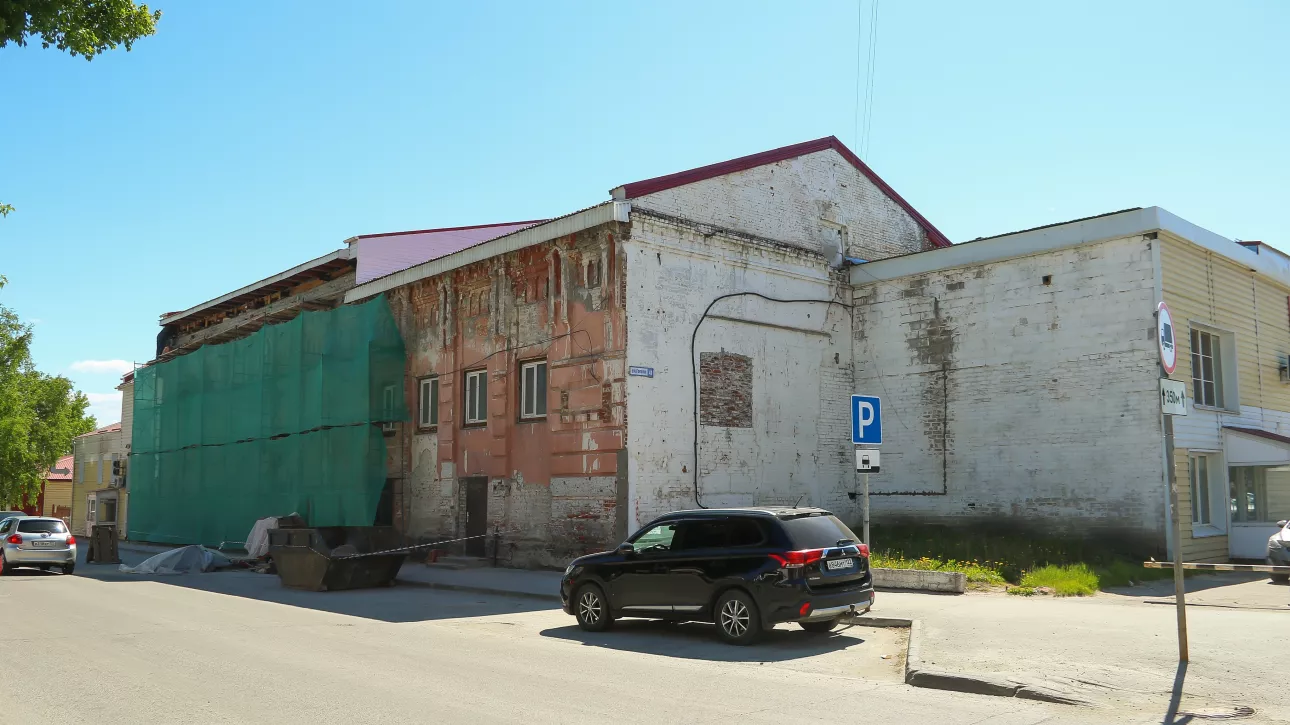 Кирпичи вместо сайдинга: как в центре Барнаула спасают фасады старинного здания. Фото