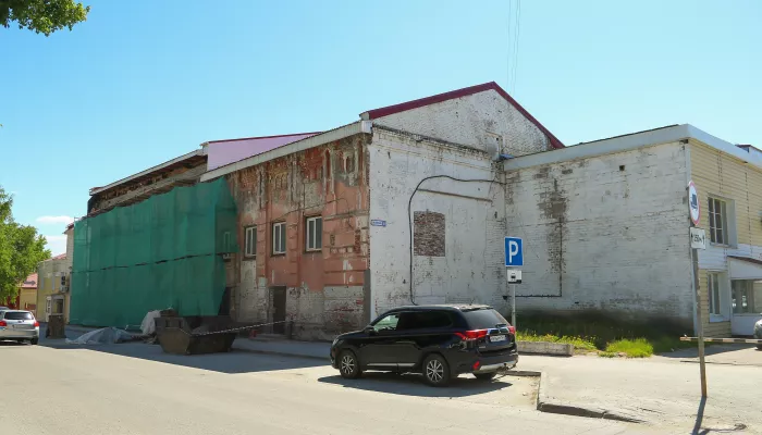 Кирпичи вместо сайдинга: как в центре Барнаула спасают фасады старинного здания. Фото