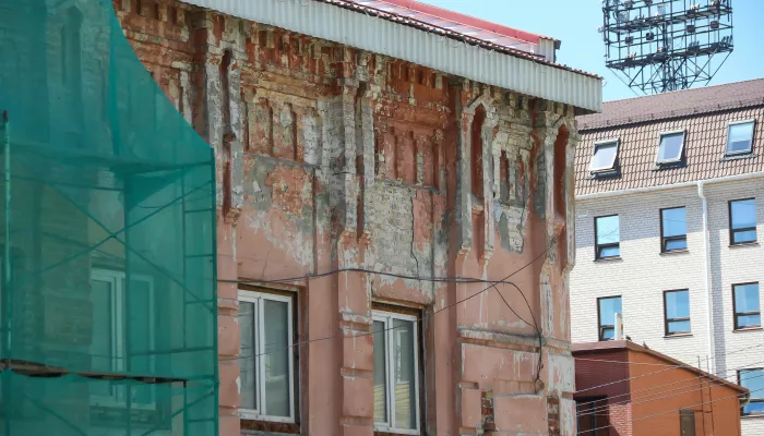 Сайдинг раздора: почему старинный склад в центре Барнаула довел владельца до суда