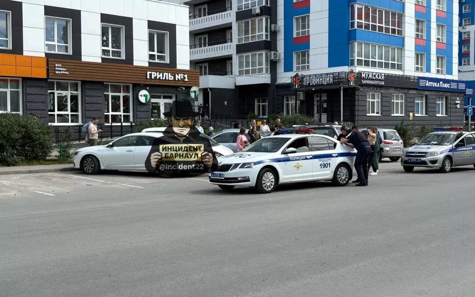 Протаранил шесть авто: массовое ДТП произошло в Барнауле