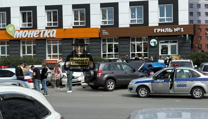 Семь в ряд: момент массового ДТП в Барнауле попал на видео