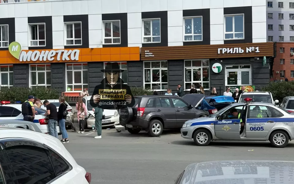 Семь в ряд: момент массового ДТП в Барнауле попал на видео