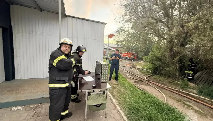 500 квадратов: огромный пожар произошел в заброшенном доме в Бийске