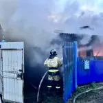 Жилой дом и три надворные постройки загорелись в Бийске