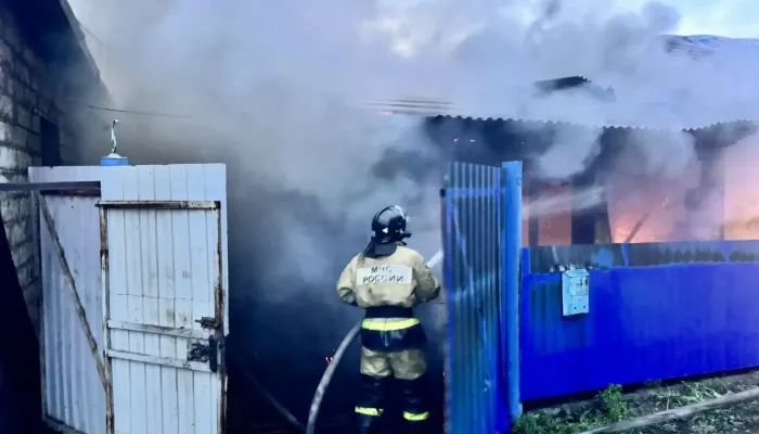Жилой дом и три надворные постройки загорелись в Бийске
