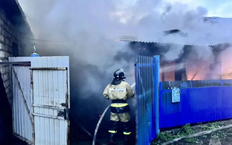 Жилой дом и три надворные постройки загорелись в Бийске
