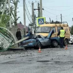 В Бийске 17-летний подросток на ВАЗ влетел в остановку и погиб