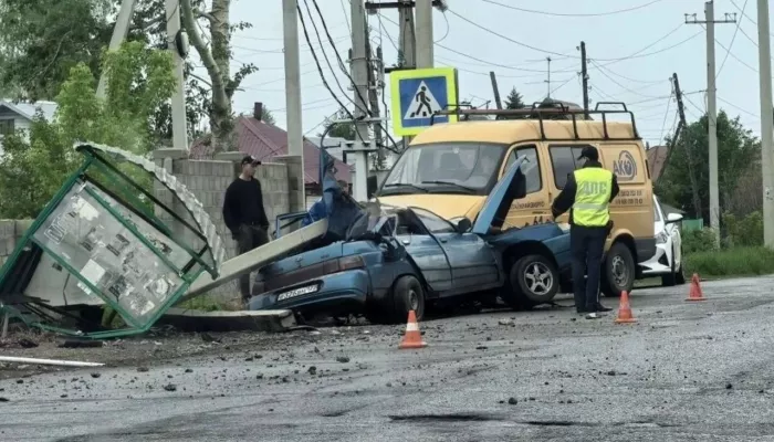 В Бийске 17-летний подросток на ВАЗ влетел в остановку и погиб