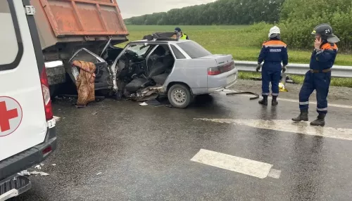 Один человек погиб и трое пострадали в жестком ДТП с КамАЗом под Новосибирском