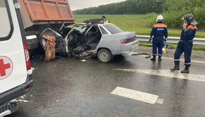 Один человек погиб и трое пострадали в жестком ДТП с КамАЗом под Новосибирском