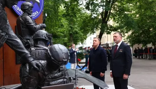 Глава Республики Алтай почтил память павших бойцов бригады ГРОМ Каскад в Москве