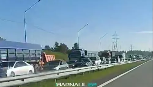 Водители попали в большую пробку на въезде в Барнаул и мечтают пересесть на самолет