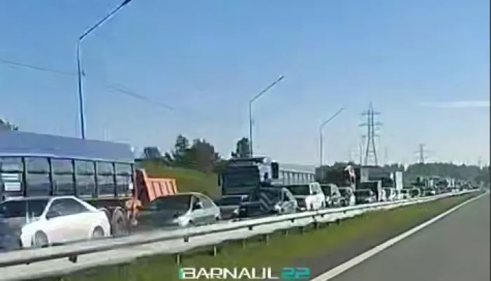 Водители попали в большую пробку на въезде в Барнаул и мечтают пересесть на самолет