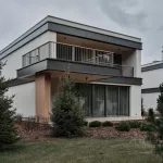 Двухэтажный коттедж премиум-класса продают в Горном Алтае за 235 млн рублей. Фото