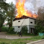 В Бийске загорелась 92-летняя расселенная двухэтажка. Фото