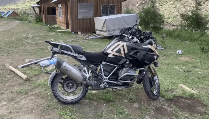 Мужчина из Пермского края перевернулся на мотоцикле BMW в Республике Алтай