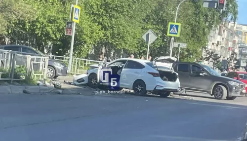 Иномарка сбила 23-летнего мотоциклиста в центре Барнаула