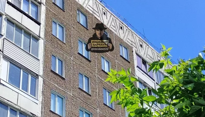 Соцсети: мужчина выпал из окна многоэтажки в Барнауле