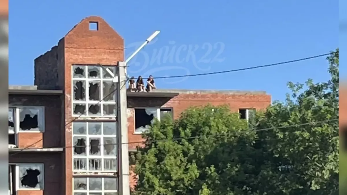 Подростки на крыше