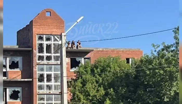 Бийские подростки облюбовали крышу заброшенного долгостроя