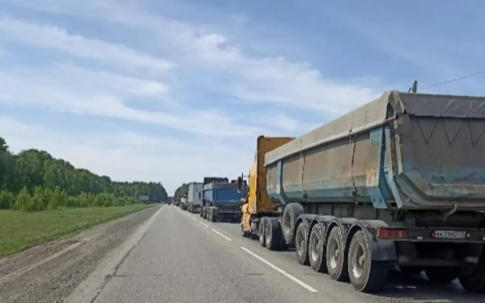 В даче смысла не осталось: водители попали в пробку на трассе Барнаул Бийск