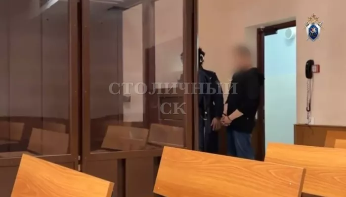 Мужчина вытолкнул из окна знакомую во время ссоры — она скончалась. Видео падения