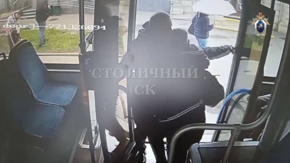 Безбилетник избил контролера в автобусе