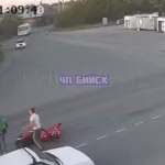В Бийске мотоциклист сделал эффектный кувырок на дороге, а потом встал и пошел. Видео