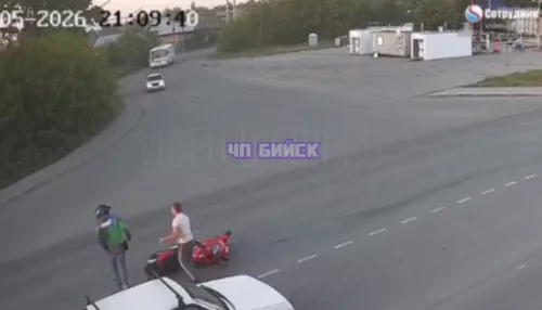 В Бийске мотоциклист сделал эффектный кувырок на дороге, а потом встал и пошел. Видео