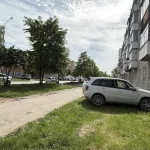 Пенсионер на кроссовере протаранил пятиэтажку и погиб. Фото