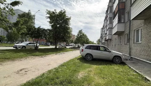 Пенсионер на кроссовере протаранил пятиэтажку и погиб. Фото